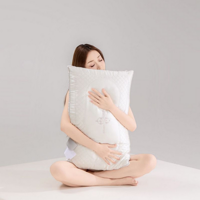 91家纺网 家纺一手货源 找家纺 圣之寐 2025新款蚕丝刺绣养 颜枕枕头枕芯 立体高枕