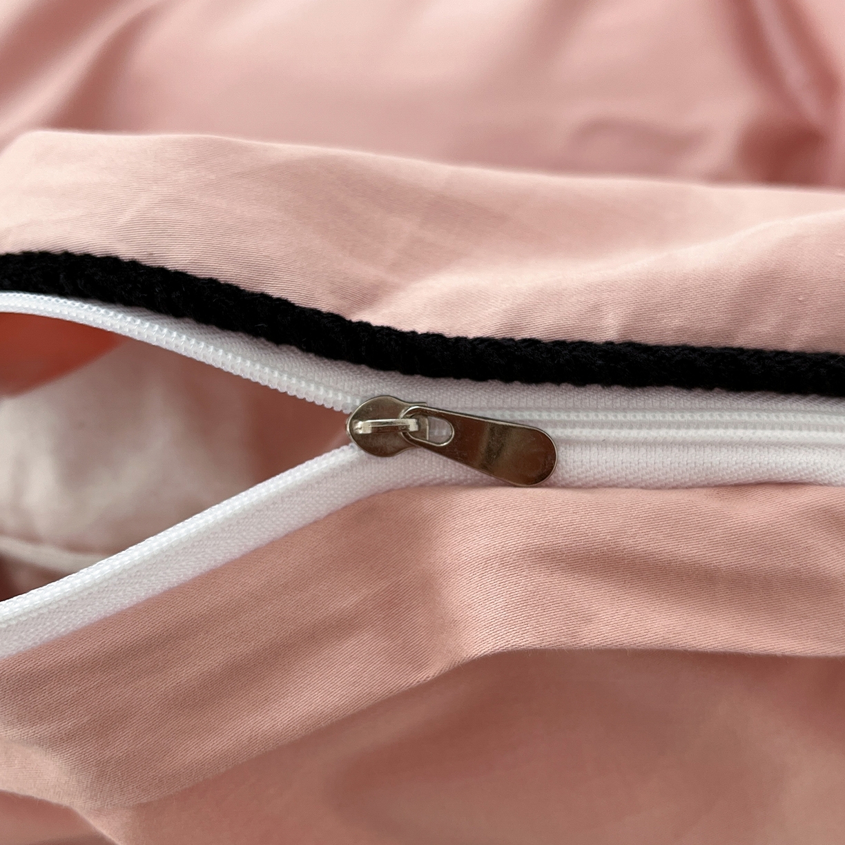 91家纺网 家纺一手货源 找家纺 三朵家纺 2025新款50支加厚全棉纯棉磨毛混搭四件套-美拉德系列 复古粉