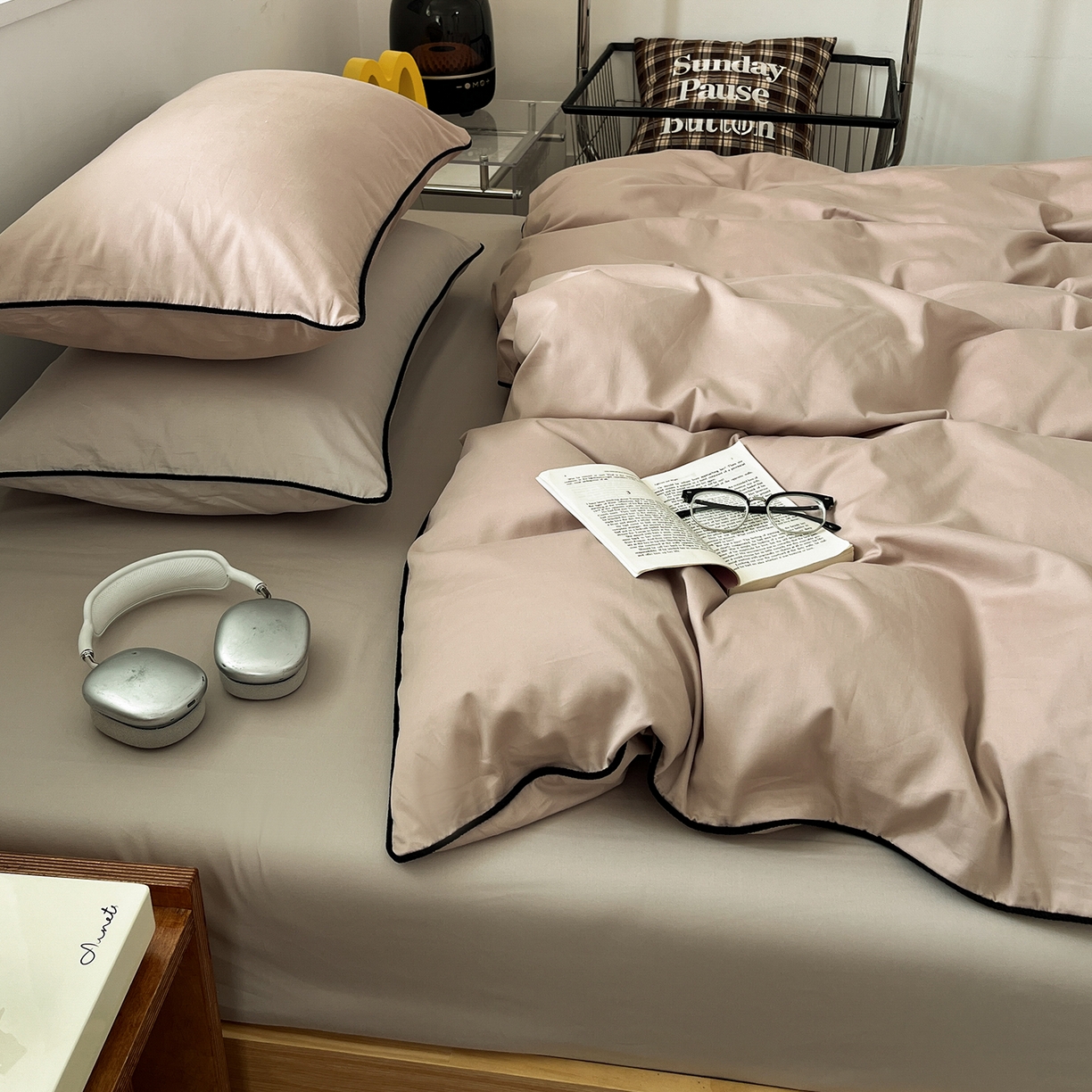 91家纺网 家纺一手货源 找家纺 三朵家纺 2025新款50支加厚全棉纯棉磨毛混搭四件套-美拉德系列 灰雅粉