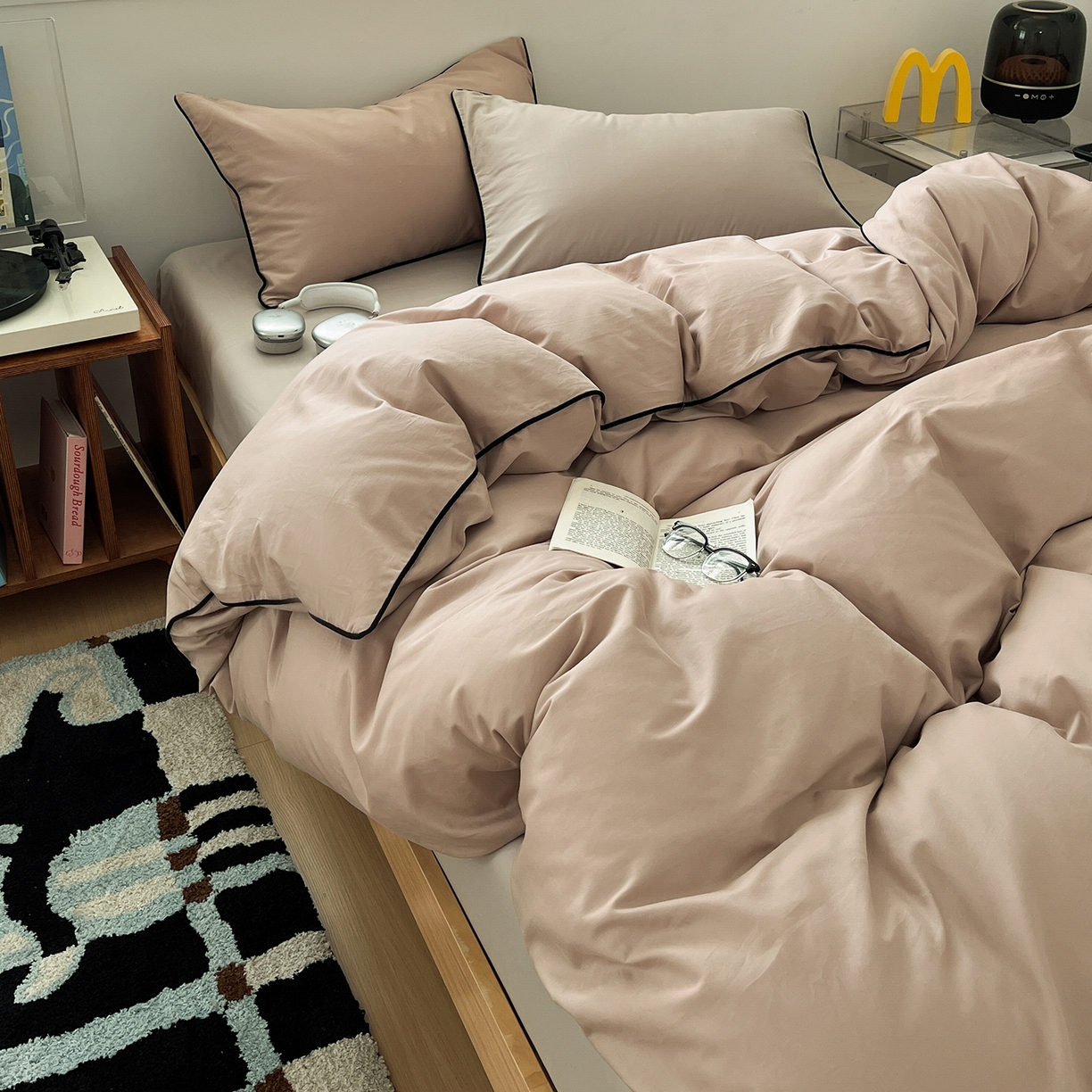 91家纺网 家纺一手货源 找家纺 三朵家纺 2025新款50支加厚全棉纯棉磨毛混搭四件套-美拉德系列 灰雅粉