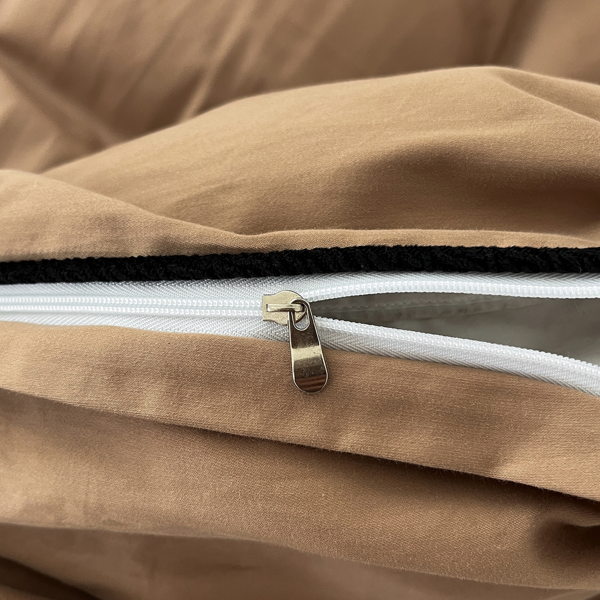 91家纺网 家纺一手货源 找家纺 三朵家纺 2025新款50支加厚全棉纯棉磨毛混搭四件套-美拉德系列 曲奇棕