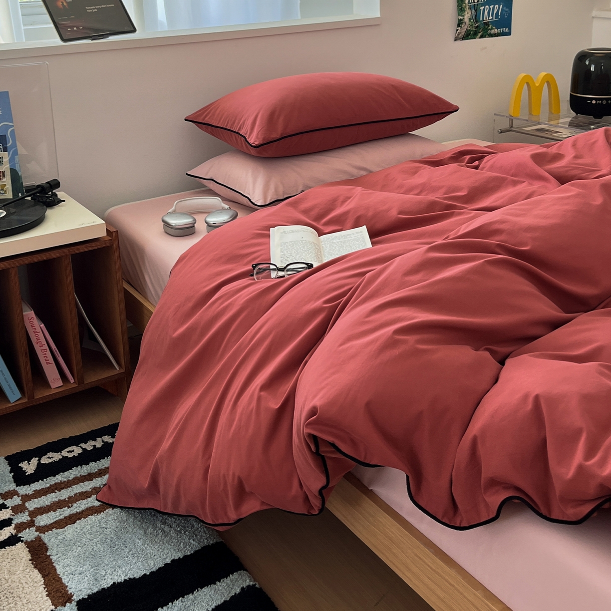 91家纺网 家纺一手货源 找家纺 三朵家纺 2025新款50支加厚全棉纯棉磨毛混搭四件套-美拉德系列 维尼红