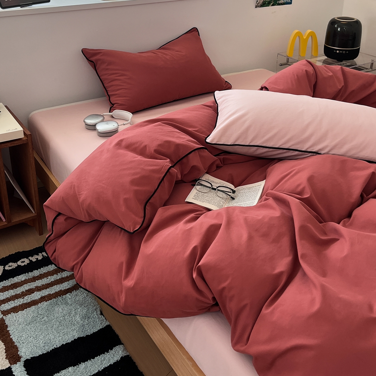 91家纺网 家纺一手货源 找家纺 三朵家纺 2025新款50支加厚全棉纯棉磨毛混搭四件套-美拉德系列 维尼红