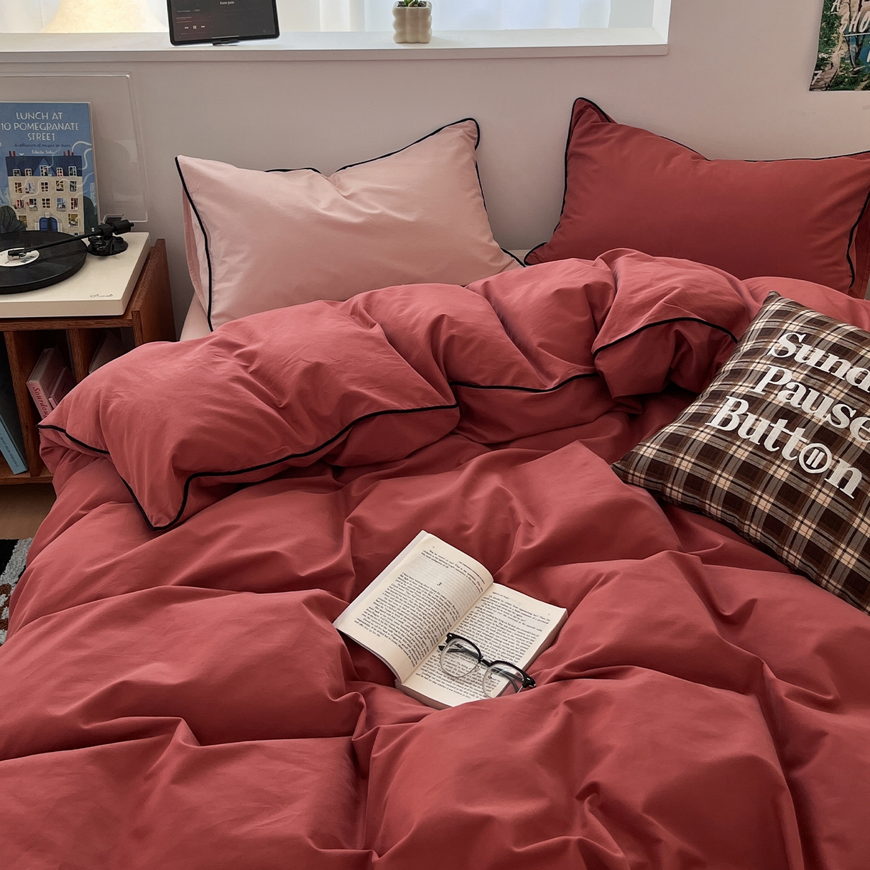 91家纺网 家纺一手货源 找家纺 三朵家纺 2025新款50支加厚全棉纯棉磨毛混搭四件套-美拉德系列 维尼红