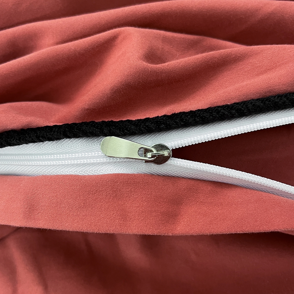 91家纺网 家纺一手货源 找家纺 三朵家纺 2025新款50支加厚全棉纯棉磨毛混搭四件套-美拉德系列 维尼红