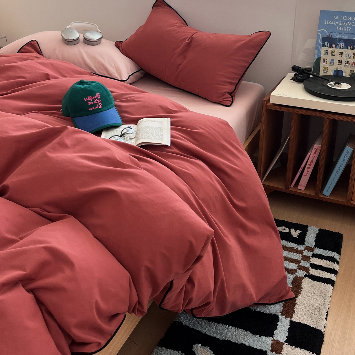 91家纺网 家纺一手货源 找家纺 三朵家纺 2025新款50支加厚全棉纯棉磨毛混搭四件套-美拉德系列 维尼红