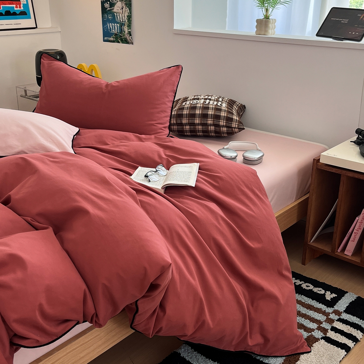 91家纺网 家纺一手货源 找家纺 三朵家纺 2025新款50支加厚全棉纯棉磨毛混搭四件套-美拉德系列 维尼红