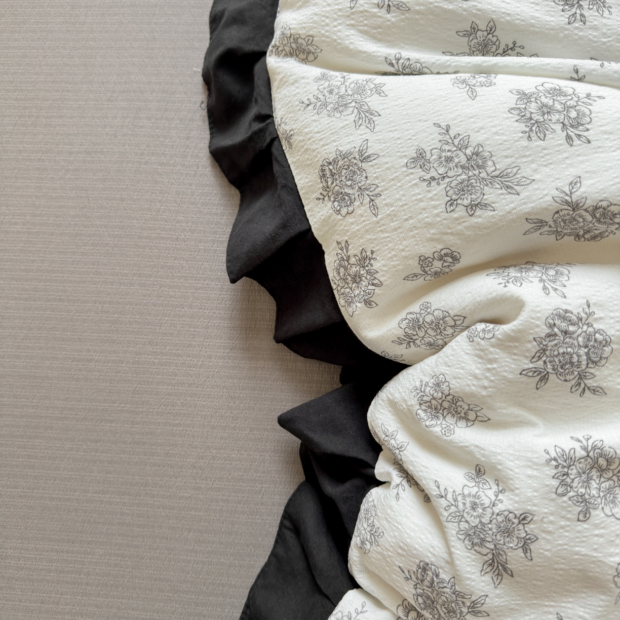 91家纺网 家纺一手货源 找家纺 （总）喜颜 2025新款云感提花皱皱棉爆款花边四件套-赫本风