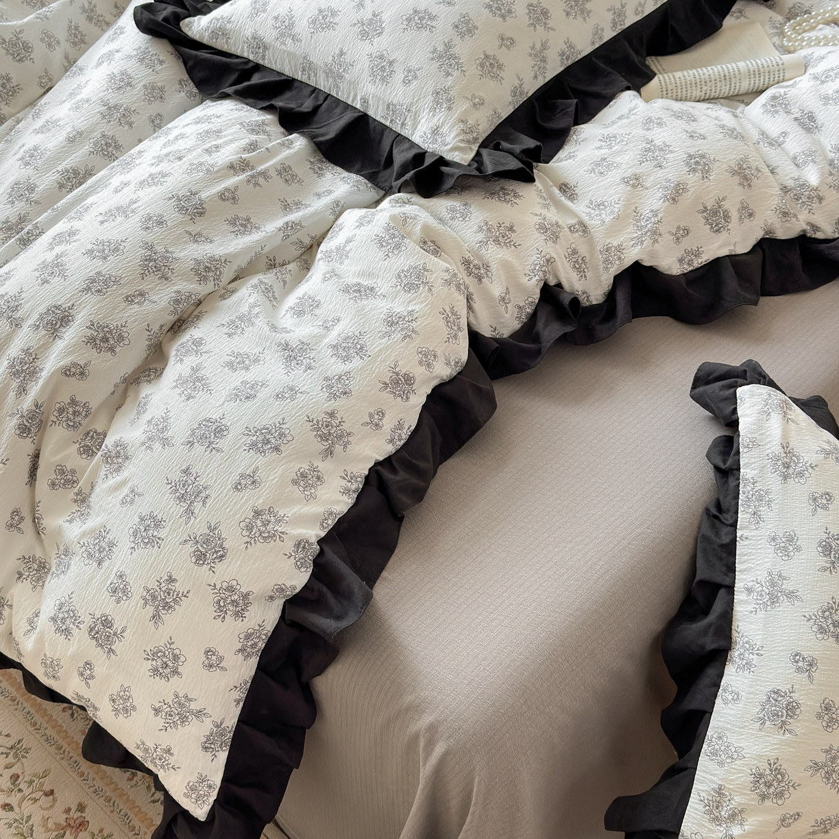 91家纺网 家纺一手货源 找家纺 喜颜 2025新款云感提花皱皱棉爆款花边四件套-赫本风 繁花