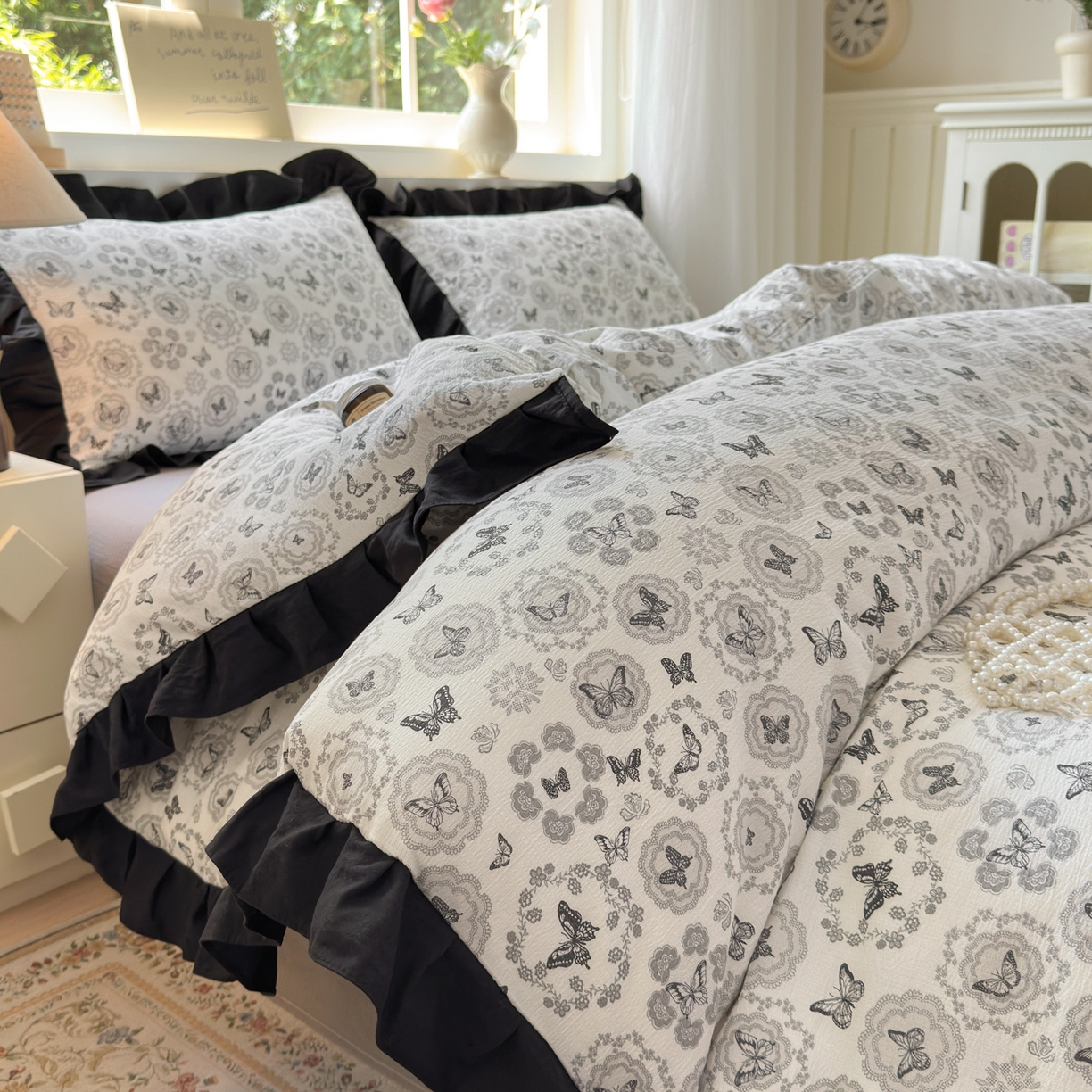 91家纺网 家纺一手货源 找家纺 喜颜 2025新款云感提花皱皱棉爆款花边四件套-赫本风 蝴蝶黑