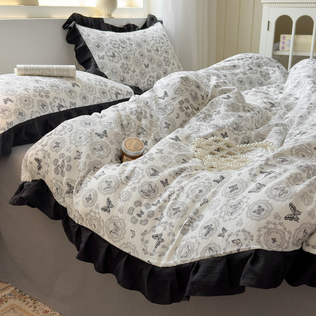 91家纺网 家纺一手货源 找家纺 喜颜 2025新款云感提花皱皱棉爆款花边四件套-赫本风 蝴蝶黑