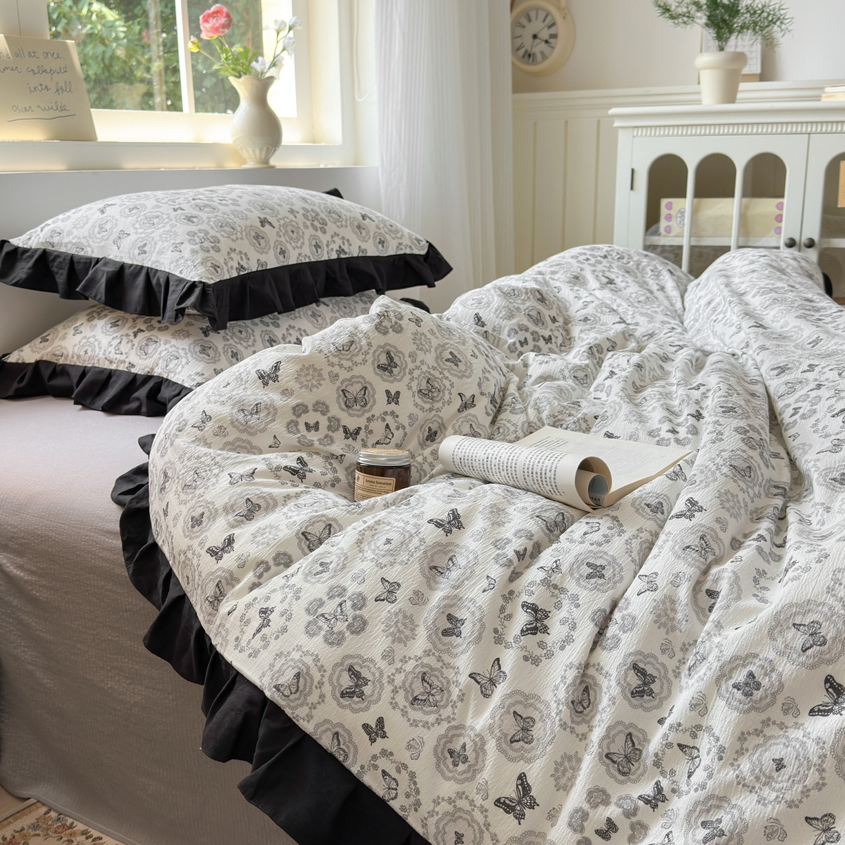 91家纺网 家纺一手货源 找家纺 喜颜 2025新款云感提花皱皱棉爆款花边四件套-赫本风 蝴蝶黑