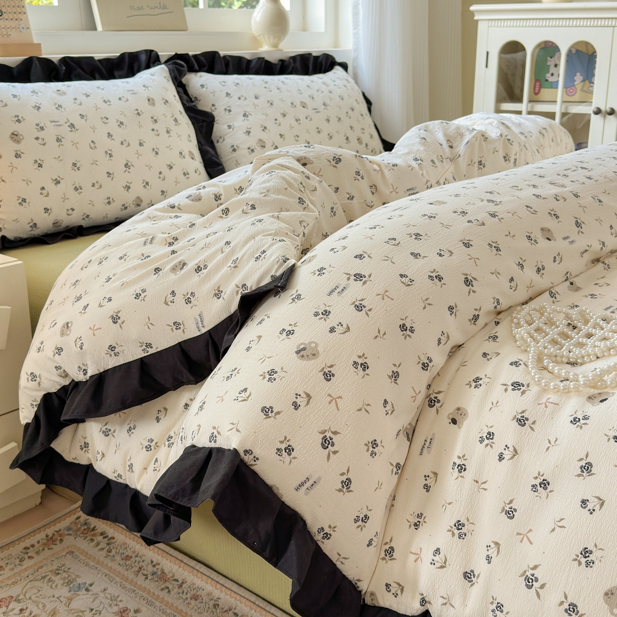 91家纺网 家纺一手货源 找家纺 喜颜 2025新款云感提花皱皱棉爆款花边四件套-赫本风 花丛小熊