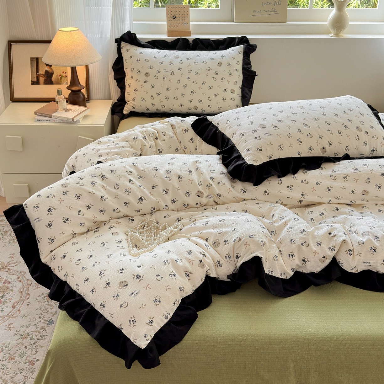 91家纺网 家纺一手货源 找家纺 喜颜 2025新款云感提花皱皱棉爆款花边四件套-赫本风 花丛小熊