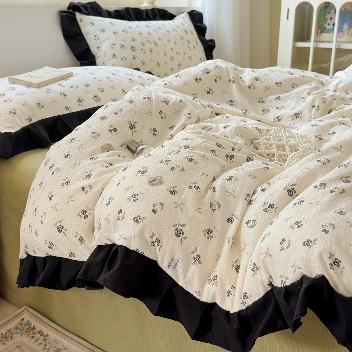 91家纺网 家纺一手货源 找家纺 喜颜 2025新款云感提花皱皱棉爆款花边四件套-赫本风 花丛小熊