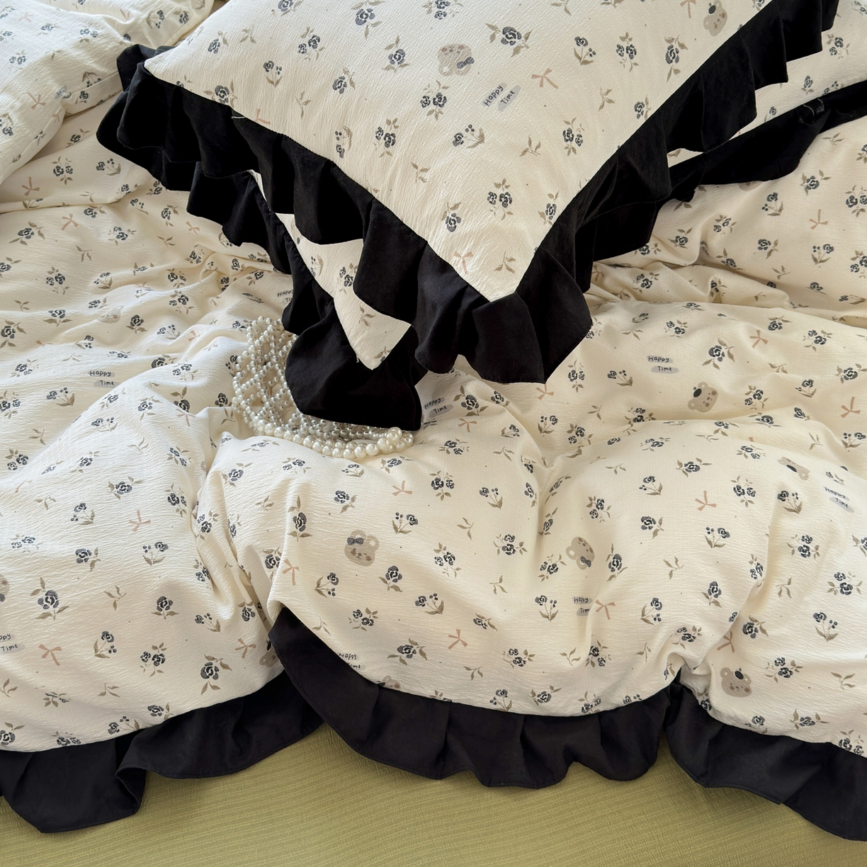 91家纺网 家纺一手货源 找家纺 喜颜 2025新款云感提花皱皱棉爆款花边四件套-赫本风 花丛小熊