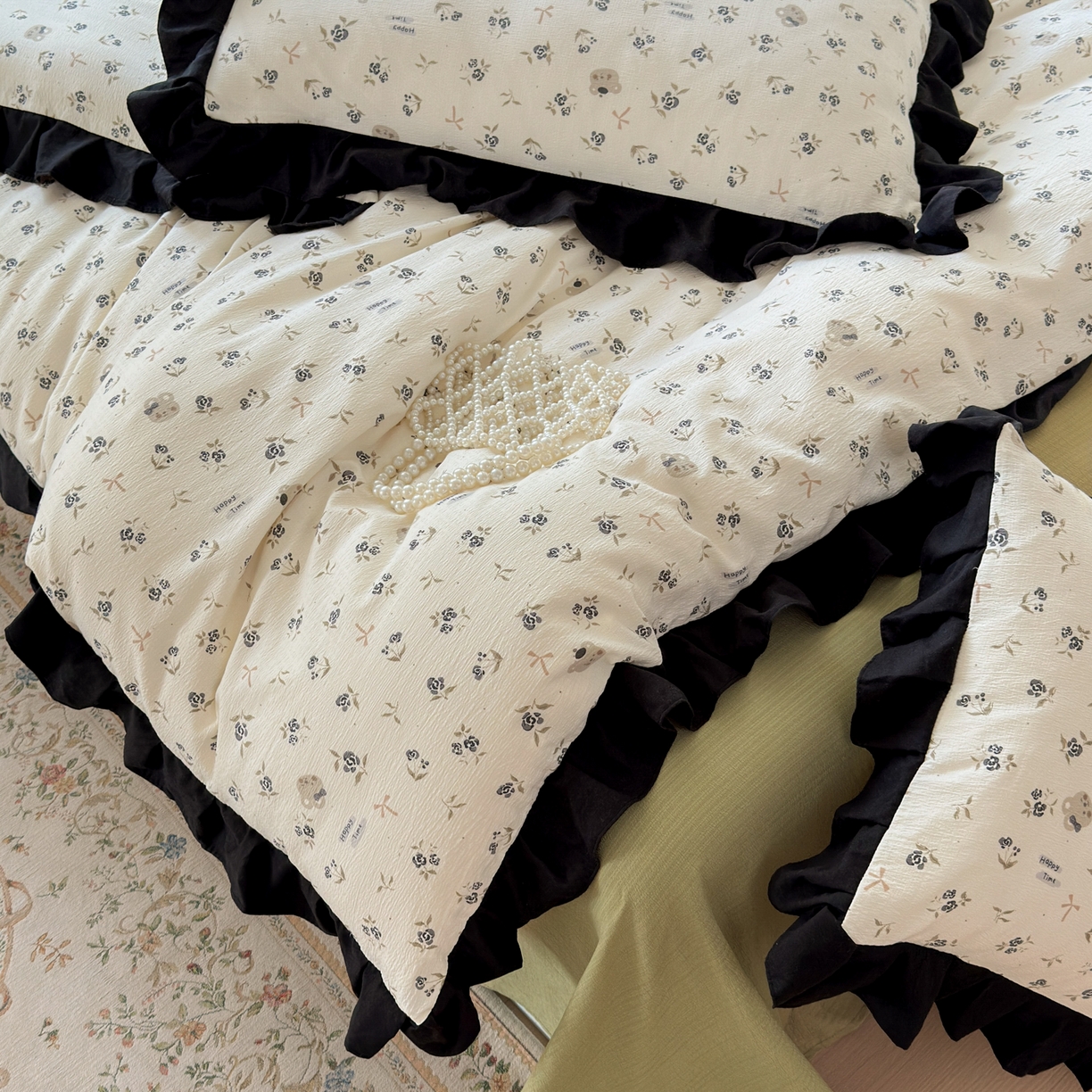 91家纺网 家纺一手货源 找家纺 喜颜 2025新款云感提花皱皱棉爆款花边四件套-赫本风 花丛小熊