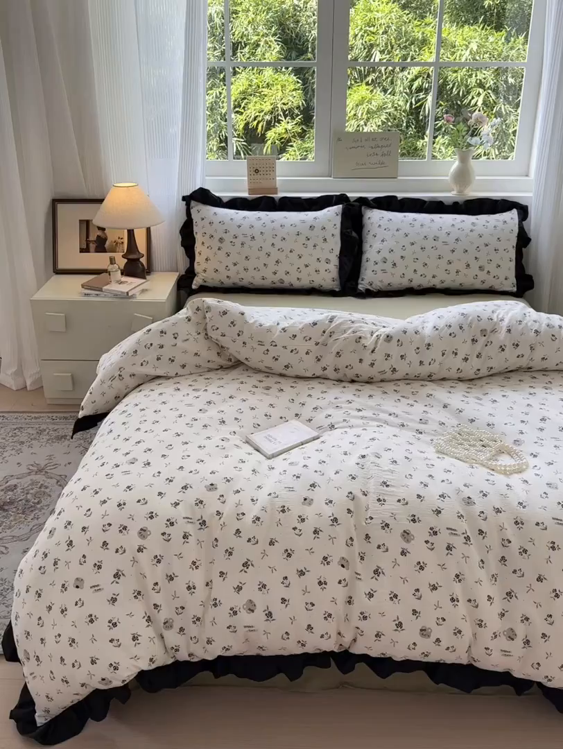 91家纺网 家纺一手货源 找家纺 喜颜 2025新款云感提花皱皱棉爆款花边四件套-赫本风 花丛小熊