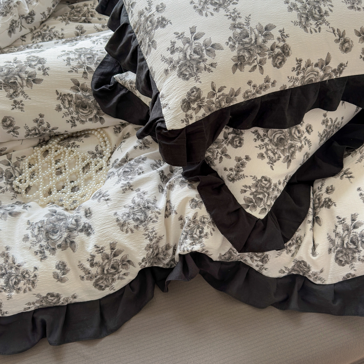 91家纺网 家纺一手货源 找家纺 喜颜 2025新款云感提花皱皱棉爆款花边四件套-赫本风 花束