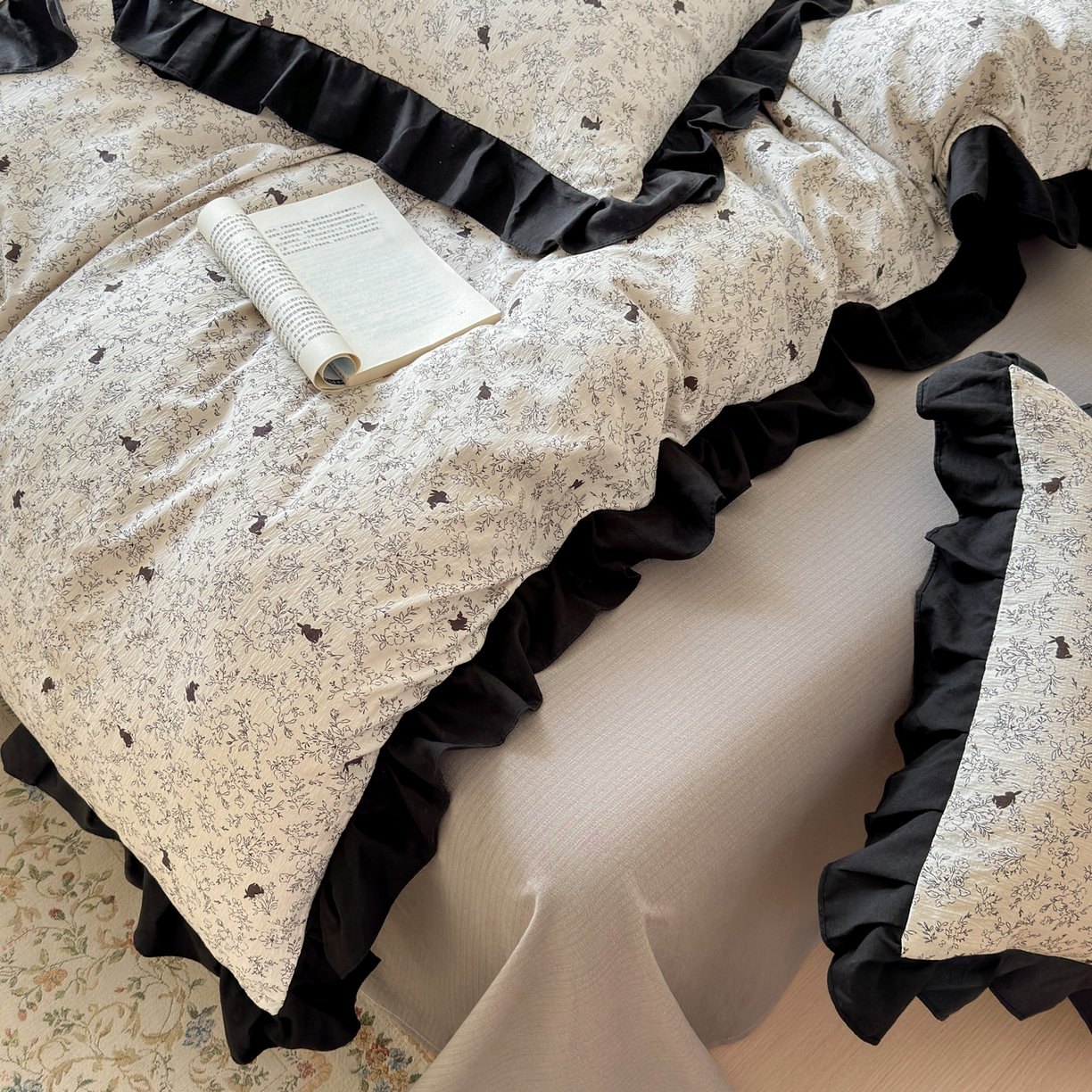 91家纺网 家纺一手货源 找家纺 喜颜 2025新款云感提花皱皱棉爆款花边四件套-赫本风 棉棉兔