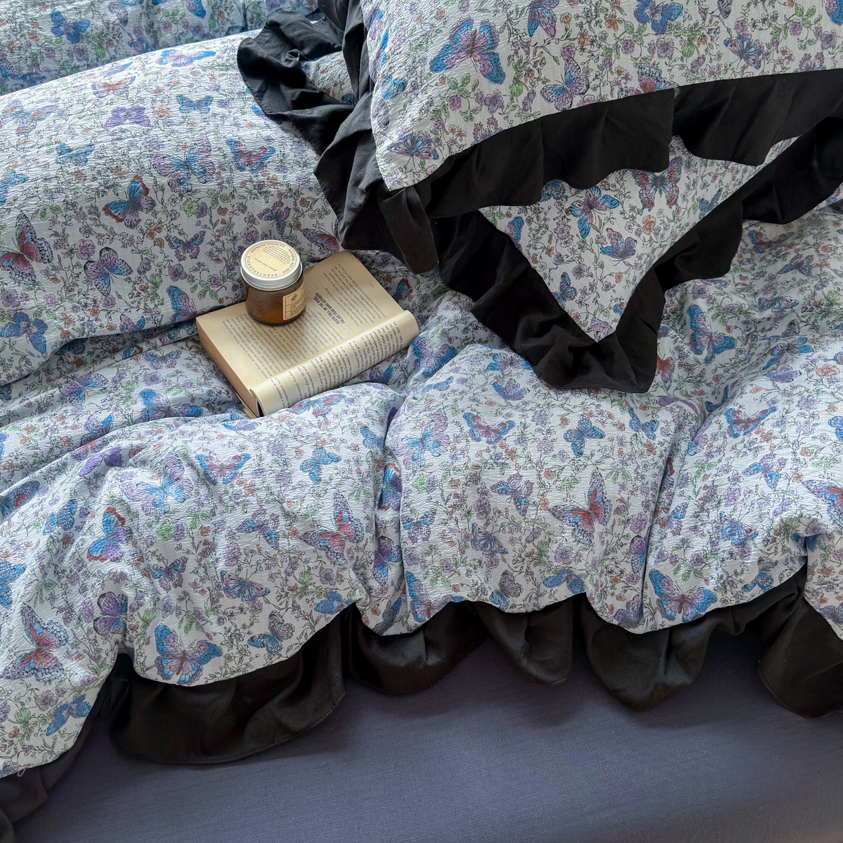 91家纺网 家纺一手货源 找家纺 喜颜 2025新款云感提花皱皱棉爆款花边四件套-赫本风 炫彩蝴蝶