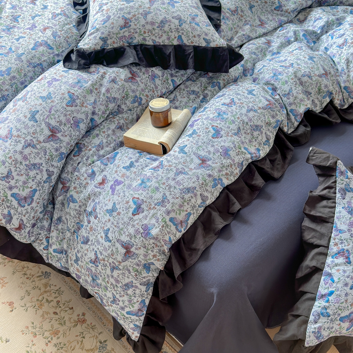 91家纺网 家纺一手货源 找家纺 喜颜 2025新款云感提花皱皱棉爆款花边四件套-赫本风 炫彩蝴蝶