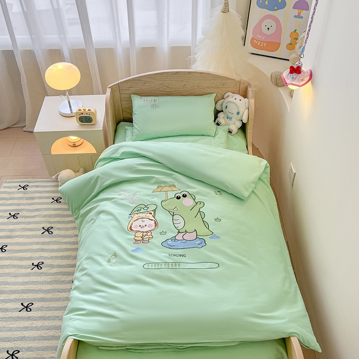 91家纺网 家纺一手货源 找家纺 柔享家（原芷澜家纺）2025新款全棉高端贴布刺绣幼儿园套件儿童三件套被子被芯婴童宝宝六件套七件套 快乐生活