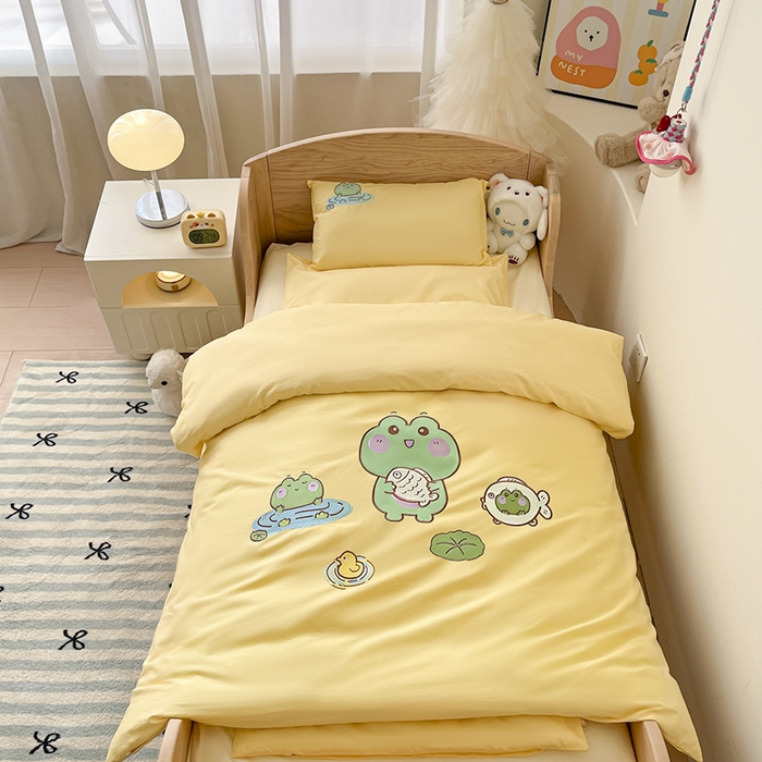 91家纺网 家纺一手货源 找家纺 柔享家（原芷澜家纺）2025新款全棉高端贴布刺绣幼儿园套件儿童三件套被子被芯婴童宝宝六件套七件套 青蛙戏水黄