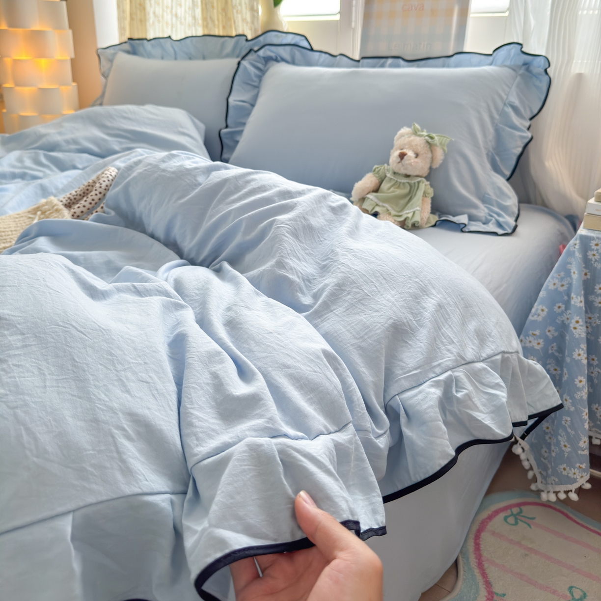 91家纺网 家纺一手货源 找家纺 喜颜 2025新款爆款超柔水洗糯糯棉花边四件套学生宿舍单人三件套 柔雾蓝-花边款