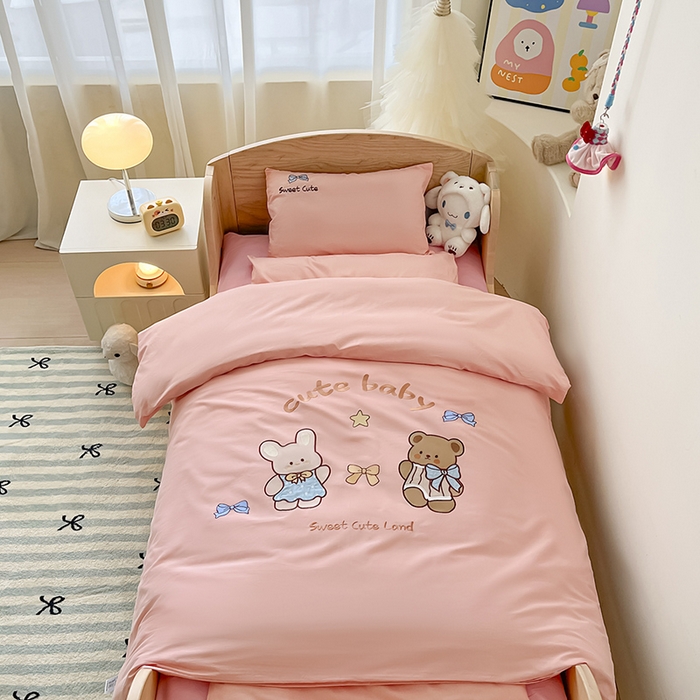 91家纺网 家纺一手货源 找家纺 柔享家（原芷澜家纺）2025新款全棉高端贴布刺绣幼儿园套件儿童三件套被子被芯婴童宝宝六件套七件套 可爱小熊