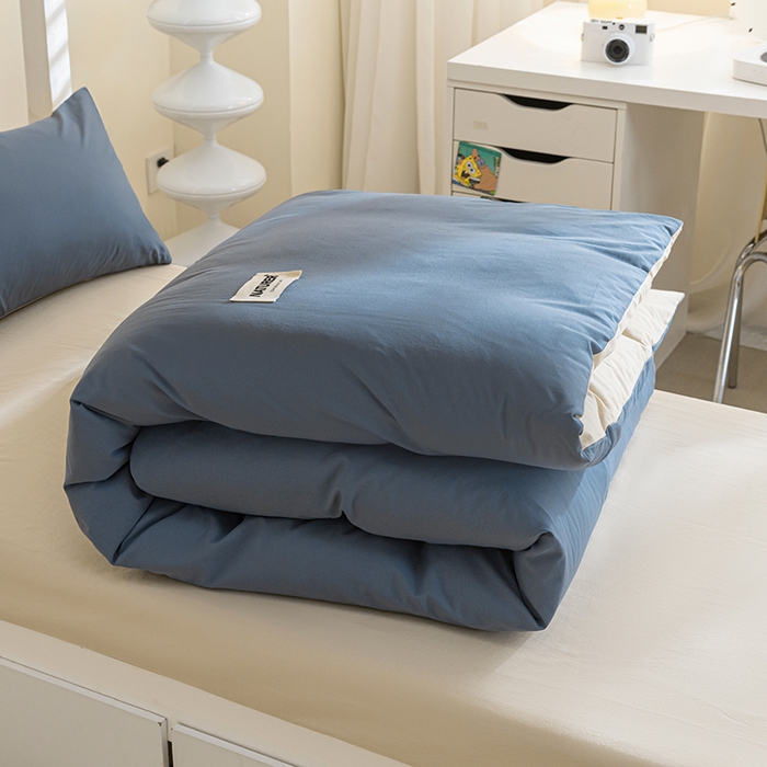 91家纺网 家纺一手货源 找家纺 佳汐蓝家纺 2025新款A类全棉水洗棉学生三件套 贴标-宾利蓝+奶茶