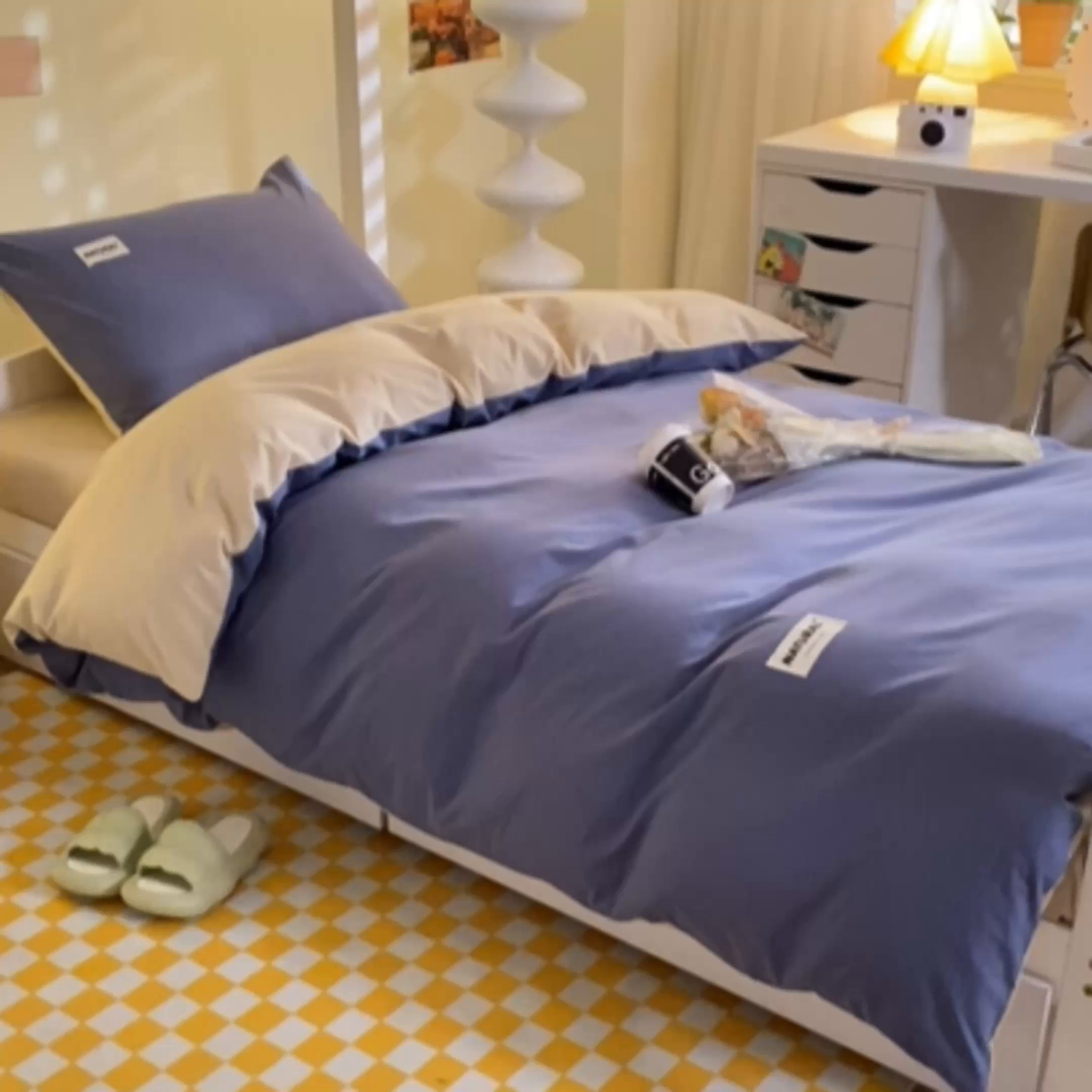 91家纺网 家纺一手货源 找家纺 佳汐蓝家纺 2025新款A类全棉水洗棉学生三件套 贴标-宾利蓝+奶茶