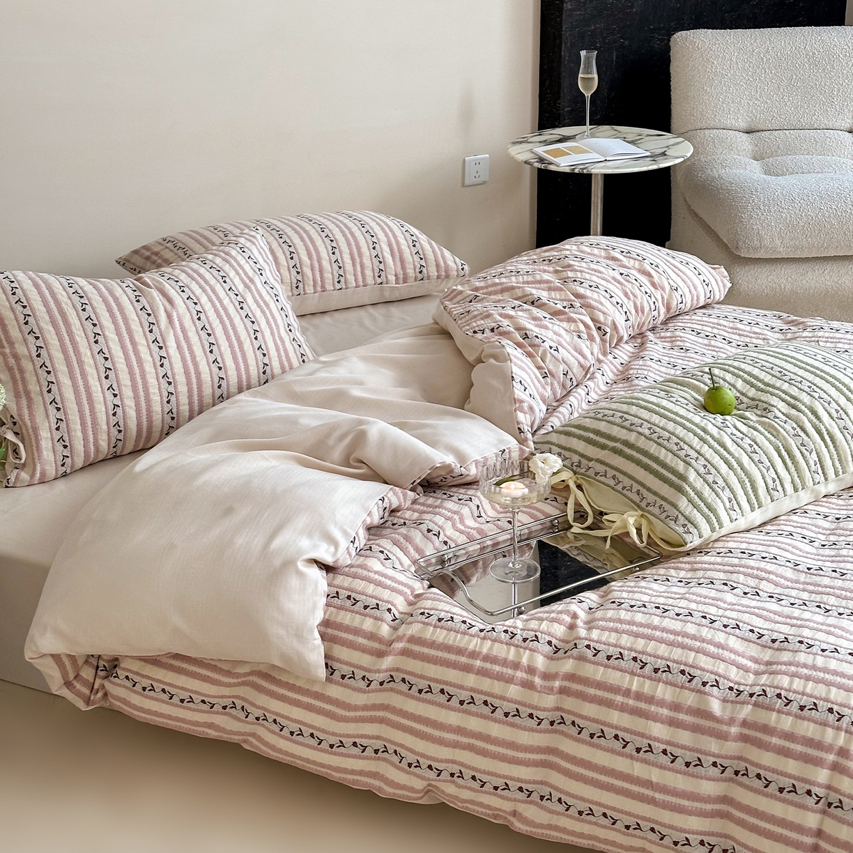 91家纺网 家纺一手货源 找家纺 圆岛家纺 2025新款清新全棉色织三层纱提花四件套 雾粉