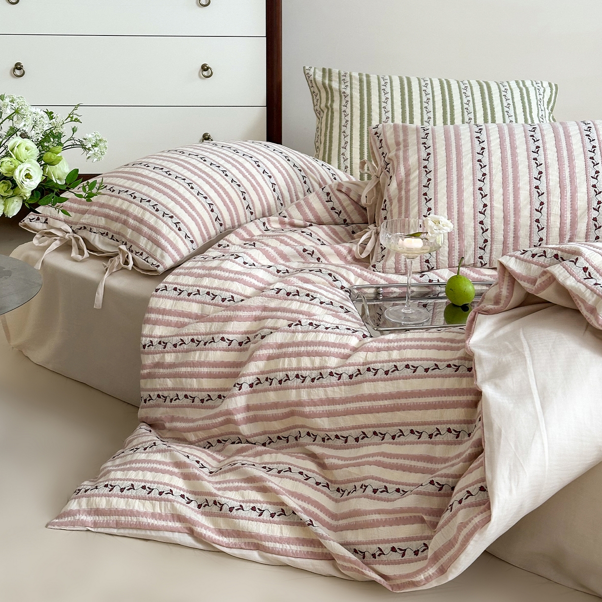 91家纺网 家纺一手货源 找家纺 圆岛家纺 2025新款清新全棉色织三层纱提花四件套 雾粉