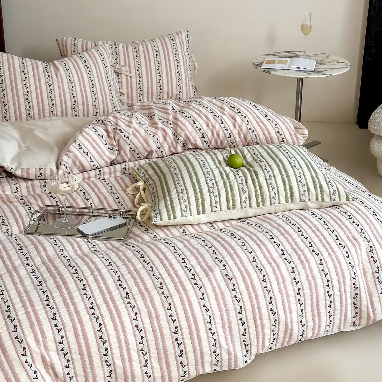 91家纺网 家纺一手货源 找家纺 圆岛家纺 2025新款清新全棉色织三层纱提花四件套 雾粉