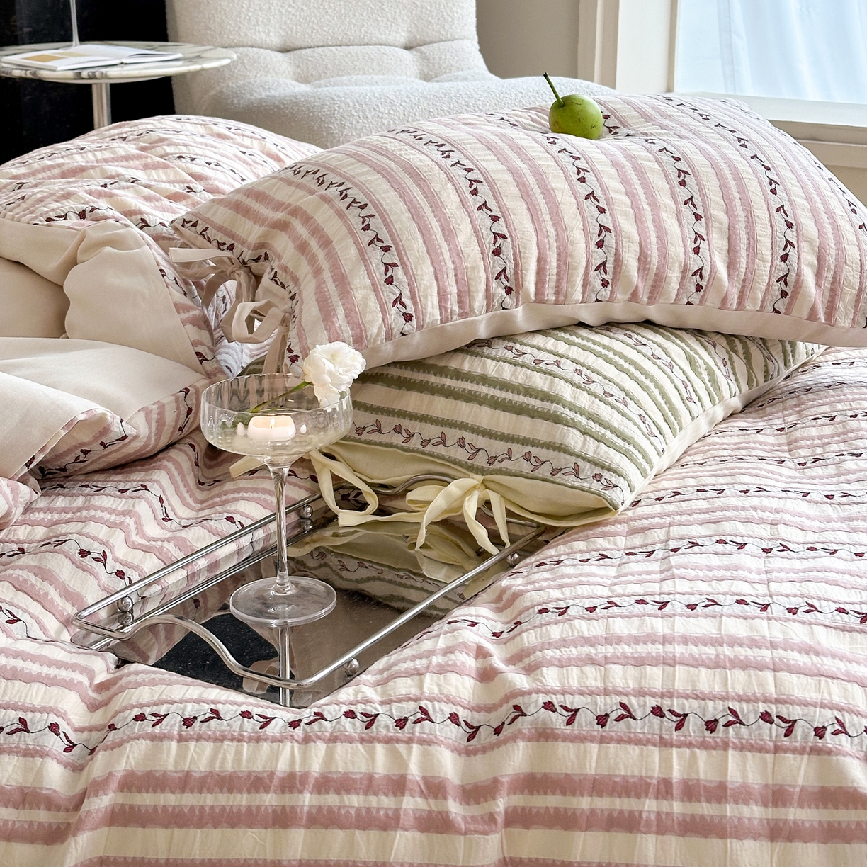 91家纺网 家纺一手货源 找家纺 圆岛家纺 2025新款清新全棉色织三层纱提花四件套 雾粉