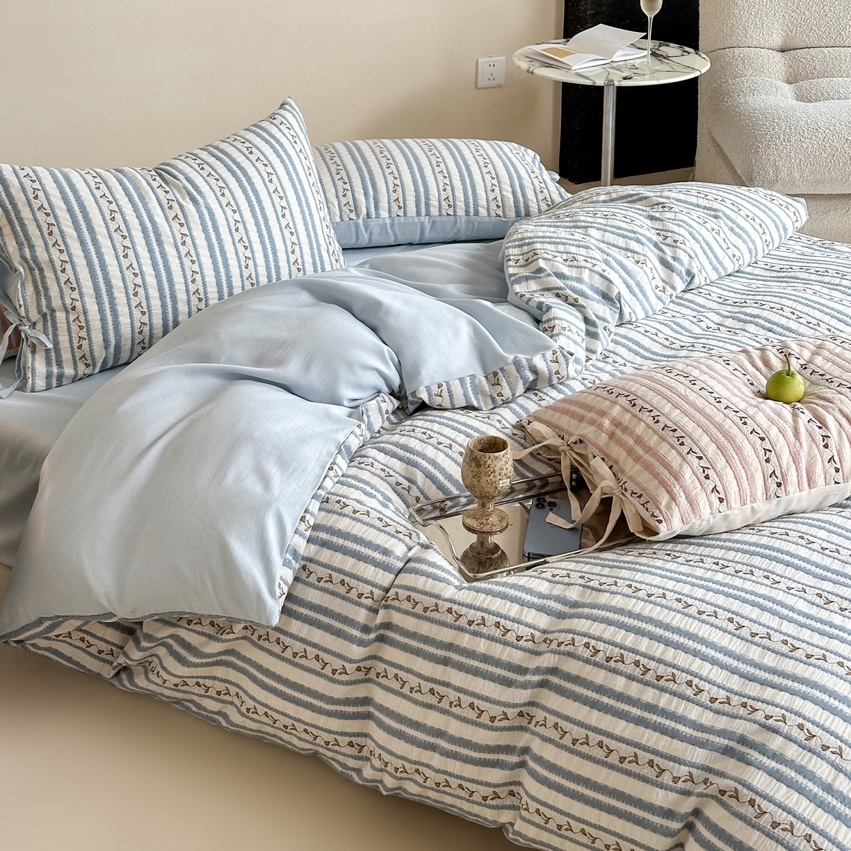 91家纺网 家纺一手货源 找家纺 圆岛家纺 2025新款清新全棉色织三层纱提花四件套 雾蓝