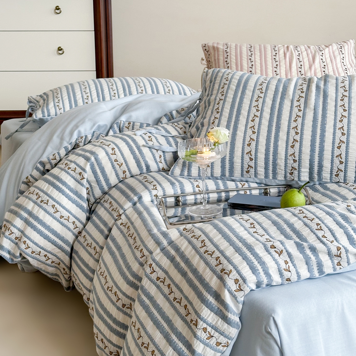 91家纺网 家纺一手货源 找家纺 圆岛家纺 2025新款清新全棉色织三层纱提花四件套 雾蓝