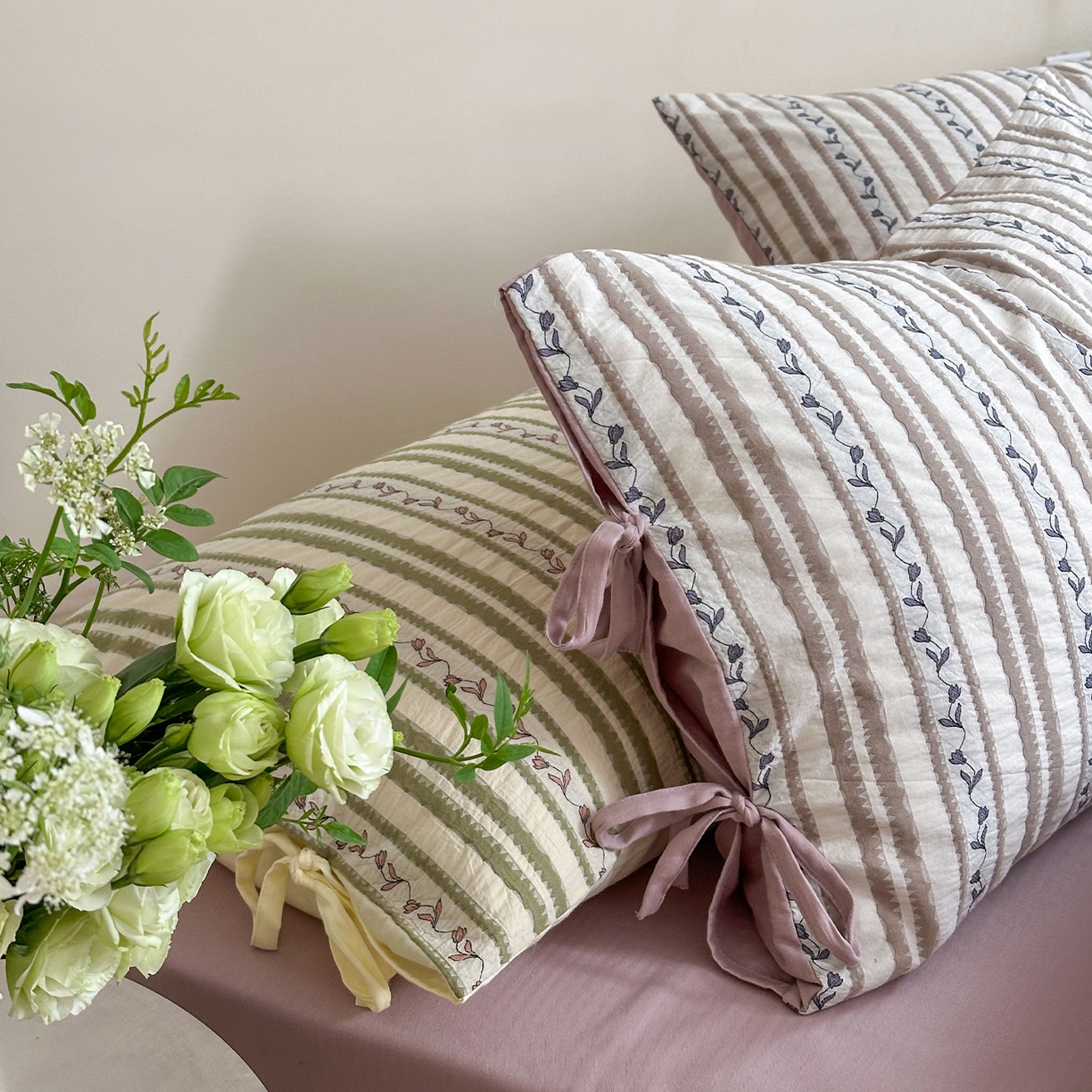 91家纺网 家纺一手货源 找家纺 圆岛家纺 2025新款清新全棉色织三层纱提花四件套 烟紫