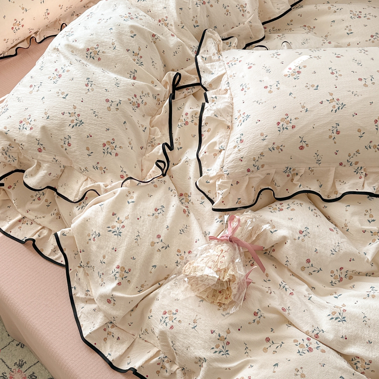 91家纺网 家纺一手货源 找家纺 喜颜 2025新款爆款云感提花双层纱木棉花边四件套 浅夏