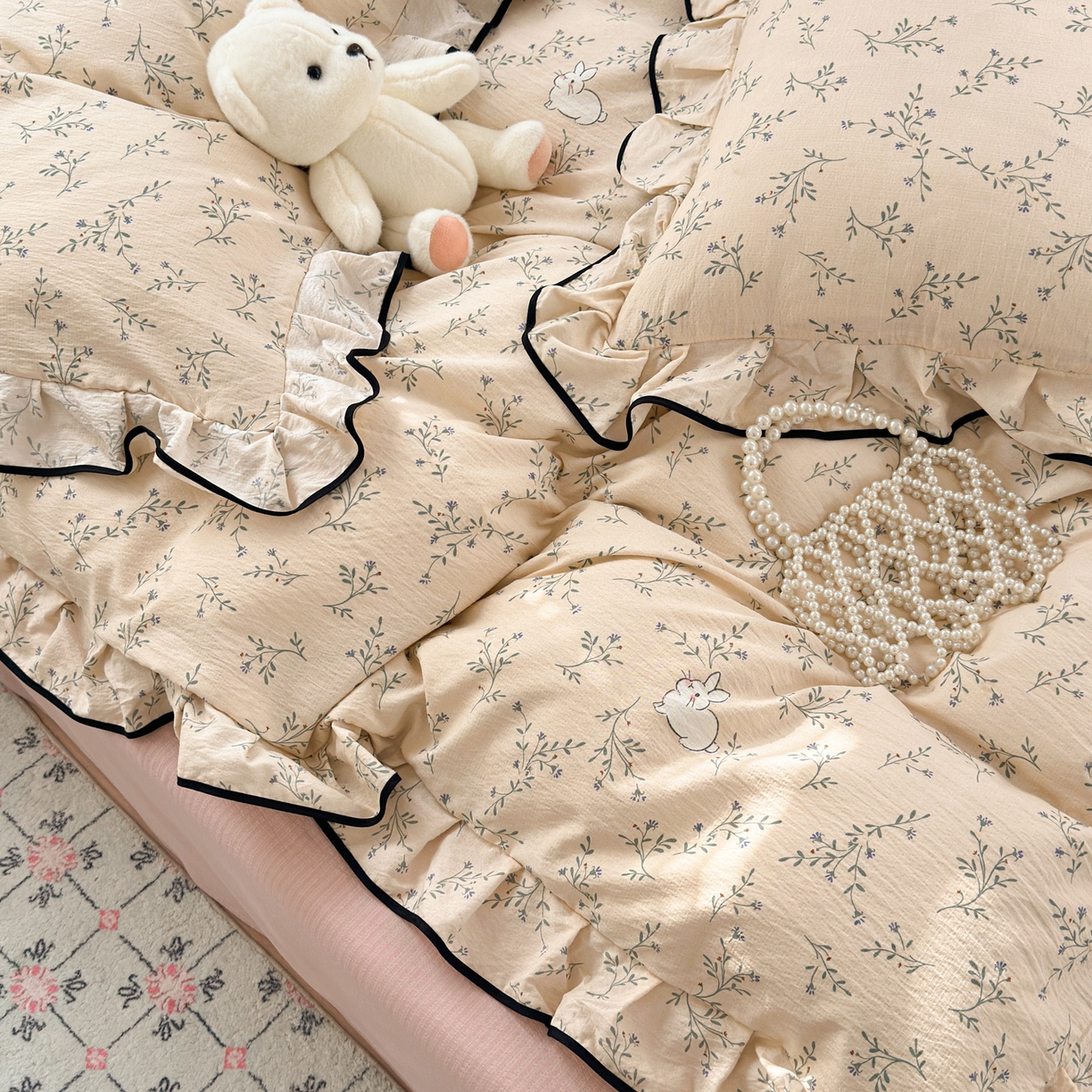 91家纺网 家纺一手货源 找家纺 喜颜 2025新款爆款云感提花双层纱木棉花边四件套 碎花小兔