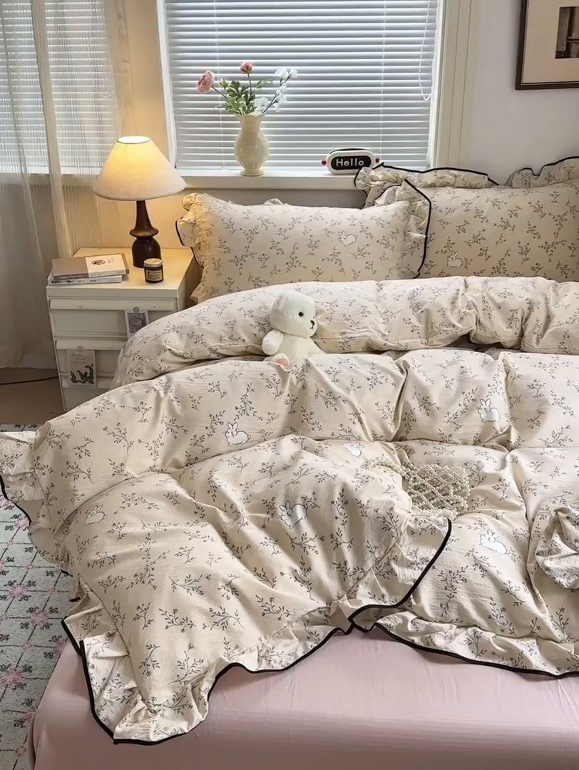 91家纺网 家纺一手货源 找家纺 喜颜 2025新款爆款云感提花双层纱木棉花边四件套 碎花小兔