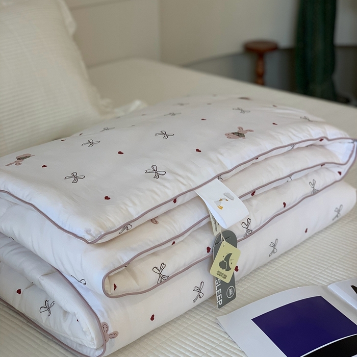 91家纺网 家纺一手货源 找家纺 汇庭2025秋冬新款全棉大豆被 爱心兔白