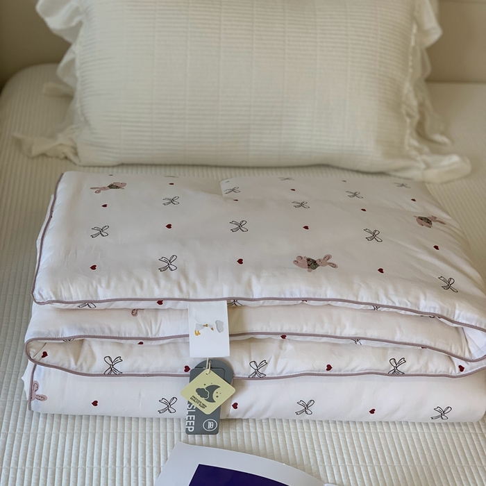 91家纺网 家纺一手货源 找家纺 汇庭2025秋冬新款全棉大豆被 爱心兔白