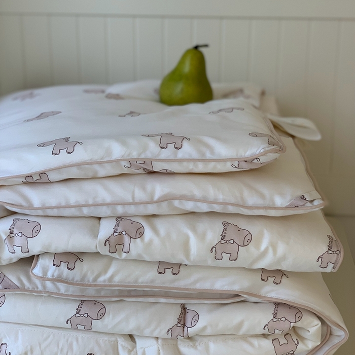 91家纺网 家纺一手货源 找家纺 汇庭2025秋冬新款全棉大豆被 宝莉小马白