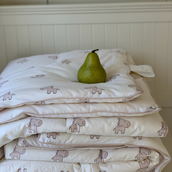 91家纺网 家纺一手货源 找家纺 汇庭2025秋冬新款全棉大豆被 宝莉小马白