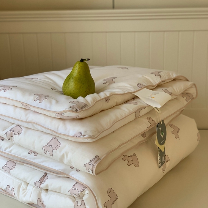 91家纺网 家纺一手货源 找家纺 汇庭2025秋冬新款全棉大豆被 宝莉小马白