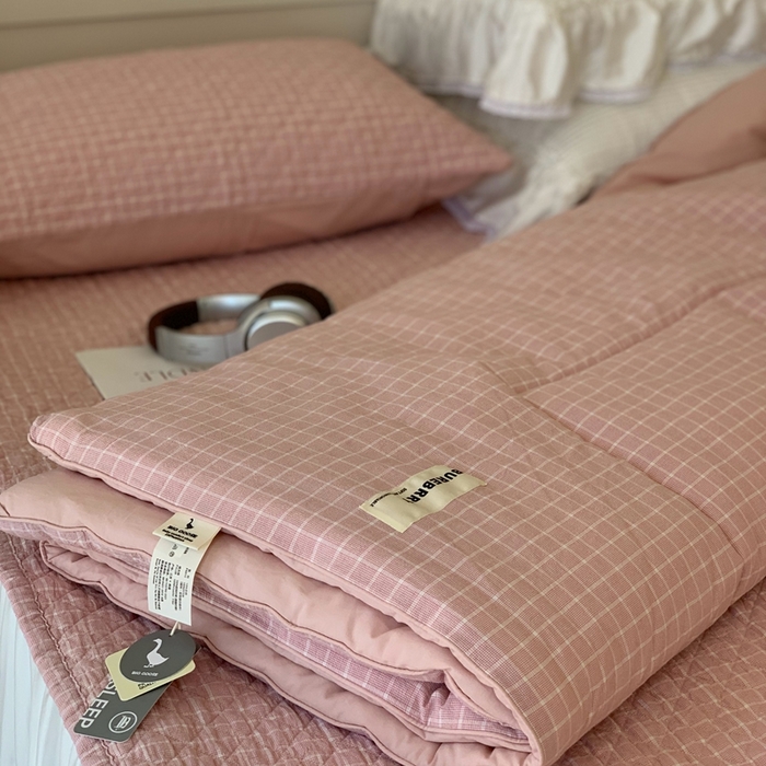 91家纺网 家纺一手货源 找家纺 汇庭2025新款·良品两件套（学生季春秋） 床盖·良品粉（春秋·胡桃格粉