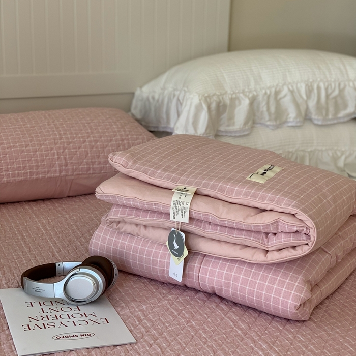 91家纺网 家纺一手货源 找家纺 汇庭2025新款·良品两件套（学生季春秋） 床盖·良品粉（春秋·胡桃格粉