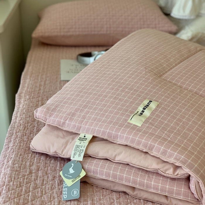 91家纺网 家纺一手货源 找家纺 汇庭2025新款·良品两件套（学生季春秋） 床盖·良品粉（春秋·胡桃格粉